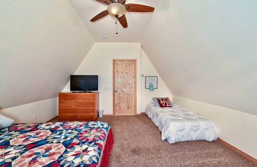 Salamatof Cabin | Discover Kenai: Waterfront Lodge (Sleeps 10)