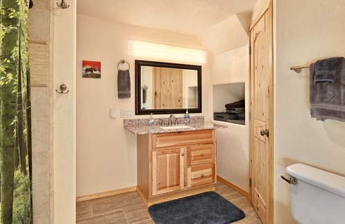 Salamatof Cabin | Discover Kenai: Waterfront Lodge (Sleeps 10)