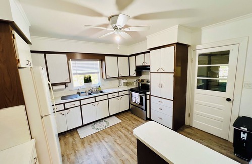 Longwood Cottage | "Discover Longwood's Historic Gems: Cozy 3BR VRBO - Your Home Away!"