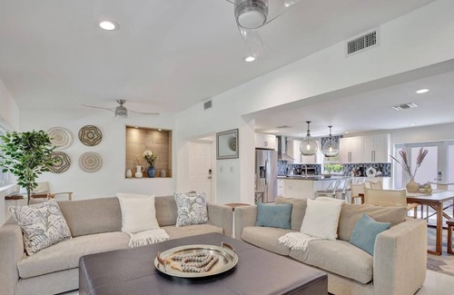 River Oaks House | Discover Luxury Living minutes from Beaches and Downtown Las Olas.