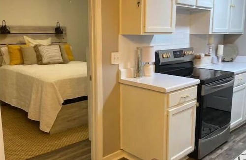 Starkville Apartment | Discover Mississippi State U within 4 mins! Cozy 1-bedroom awaits.