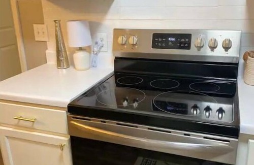 Starkville Apartment | Discover Mississippi State U within 4 mins! Cozy 1-bedroom awaits.