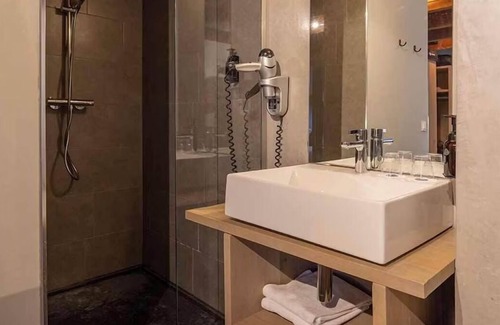 Coevorden Hotel | Discover Nearby Historic Sites from Two Spacious Rooms in a Charming Estate