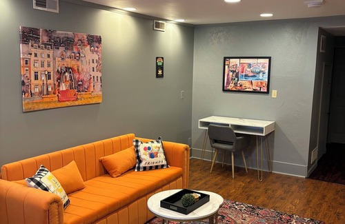 West Liberty Apartment | Discover Ohio charm near caverns - 7 min, “Friends” Joey & Chandlers apt