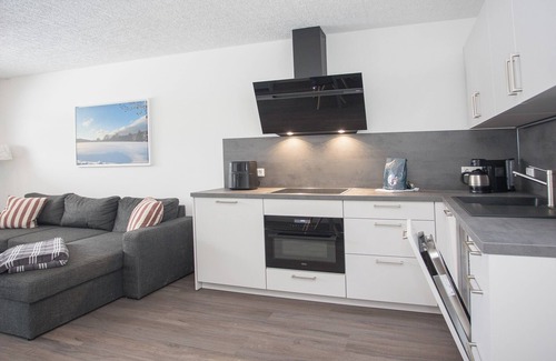 Zueschen Apartment | Discover our cozy holiday cottage in Winterberg. Perfect for 5 people, close to the slopes and with beautiful views. Book your dream vacation now!