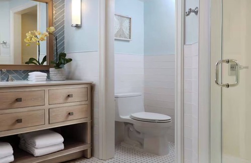 Uptown - Upper Duval Hotel | Discover Paradise in Key West – 3 Outdoor Swimming Pools & Beach Access Await!