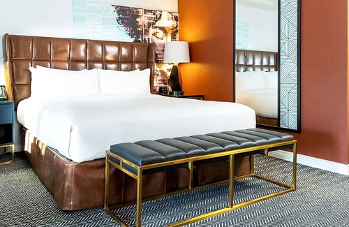 Norma Triangle Hotel | Discover Petersen Automotive Museum Modern Units, Pet -Friendly