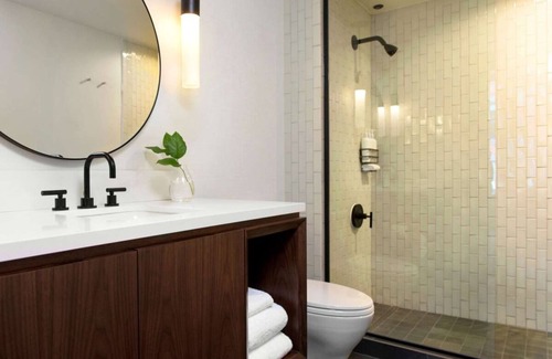 Downtown Seattle Hotel | Discover Seattle's Hidden Gem! Close to Pike Place Market, Pet-Friendly Stay!