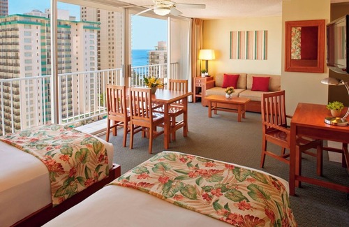 Waikiki Hotel | Discover Serenity: Rooftop Bliss, Pool, Sauna, Minutes from Waikiki Beach!
