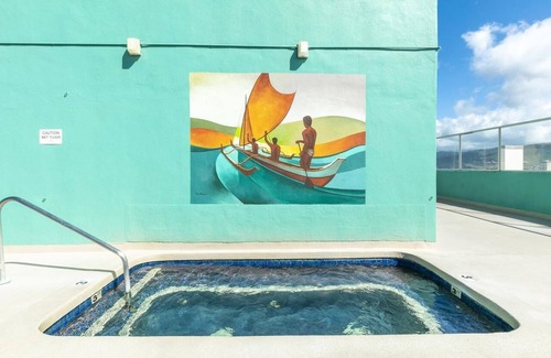 Waikiki Hotel | Discover Serenity: Rooftop Bliss, Pool, Sauna, Minutes from Waikiki Beach!