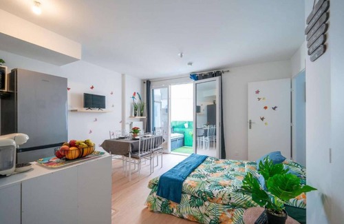 Plateau — Pyramide Apartment | Discover the Cocotier Athisien in Athis-Mons, a booming business located 20 minutes from Paris.