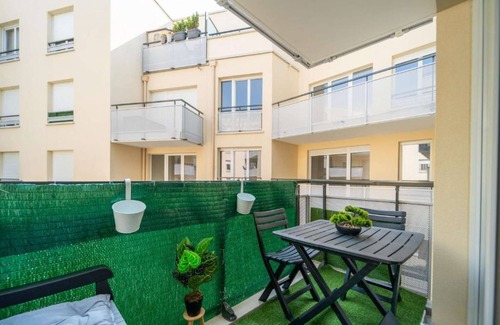 Plateau — Pyramide Apartment | Discover the Cocotier Athisien in Athis-Mons, a booming business located 20 minutes from Paris.