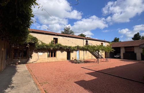 Roanne House | Discover the Gîte des Loges, a haven of peace in the heart of Château de Matel!