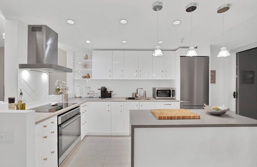 Central House | Discover the Lively Spirit of Coal Harbour in the Heart of Downtown Vancouver