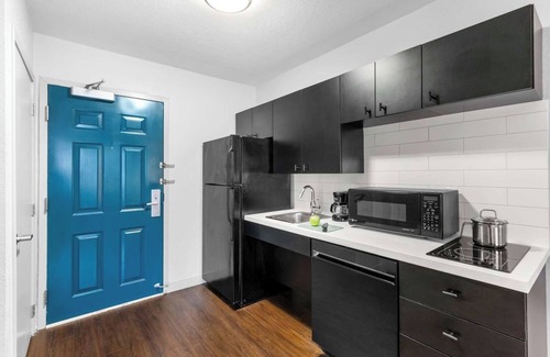 East Congress Hotel | Discover the Texas State Capitol from Prime Location w/Self Parking & Breakfast