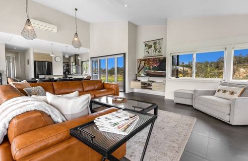 Swan Reach House | Discover this rural farmhouse set in a tranquil bend of the Tambo River