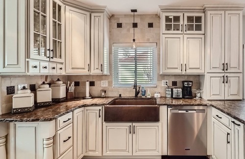 Castle Rock Cottage | "Discover Tranquil Elegance: Your Charming Retreat in the Heart of Castle Rock"