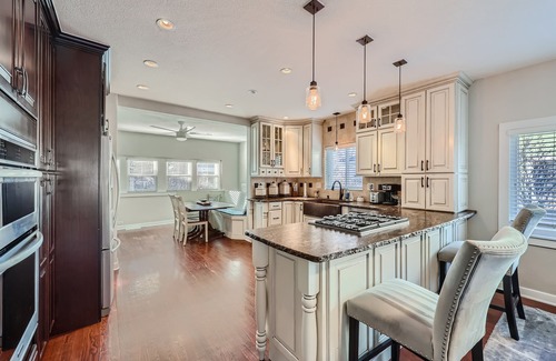 Castle Rock Cottage | "Discover Tranquil Elegance: Your Charming Retreat in the Heart of Castle Rock"