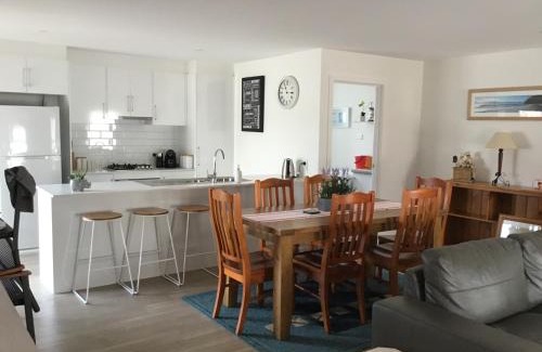 Warilla House | Discover Warilla - Bright and Airy Townhouse near the Beach and Lake