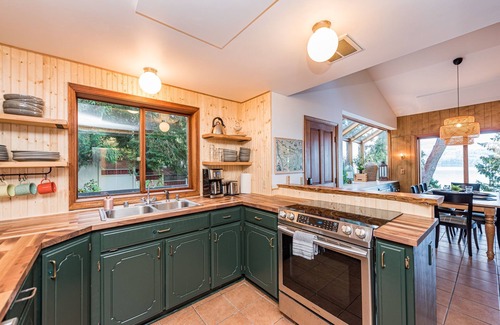 Adelma Beach Cabin | Discovery Bay Lookout: Hot Tub, Sauna & More!
