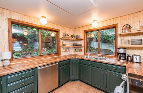 Adelma Beach Cabin | Discovery Bay Lookout: Hot Tub, Sauna & More!