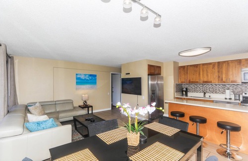 Kaka'ako Condo | Discovery Bay Waikiki, 2BR 2BA, close to beach, free parking, washer/dryer, cable & streaming TV!