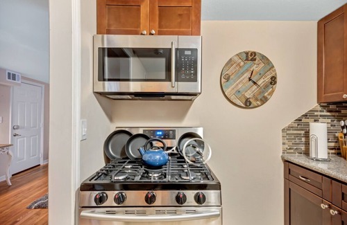 Boulevard Oaks Apartment | DISINFECTED☀2.6 Miles to TMC☀Washer & Dryer☀King Bed☀Netflix☀ WIFI☀4KTV