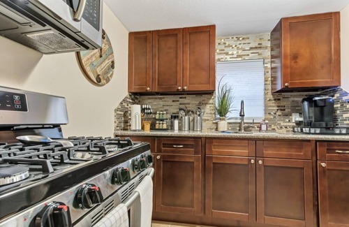Boulevard Oaks Apartment | DISINFECTED☀2.6 Miles to TMC☀Washer & Dryer☀King Bed☀Netflix☀ WIFI☀4KTV