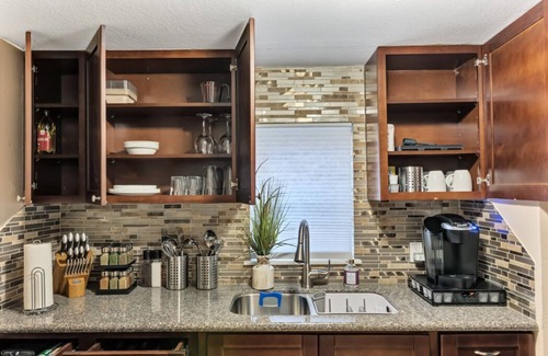 Boulevard Oaks Apartment | DISINFECTED☀2.6 Miles to TMC☀Washer & Dryer☀King Bed☀Netflix☀ WIFI☀4KTV