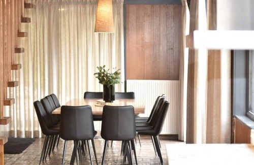 Eltham Villa | Diskin House Mt Pleasant Rd, Eltham for 16 guests
