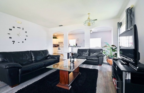 Lakeside Estates House | Disney Location with Secluded Pool and King Sized 4-Poster Bed