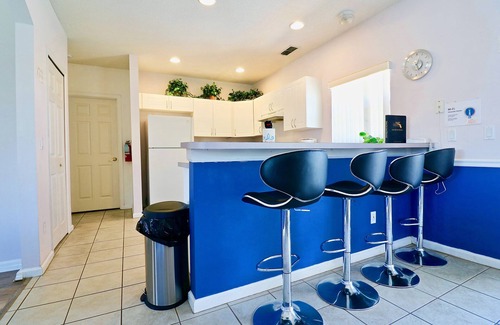 Lakeside Estates House | Disney Location with Secluded Pool and King Sized 4-Poster Bed