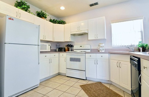 Lakeside Estates House | Disney Location with Secluded Pool and King Sized 4-Poster Bed