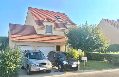 Bailly-Romainvilliers Villa | DISNEY & PARIS Happy Villa for 10 persons with Private Garden & Terrace 4 bedrooms, 3 bathrooms FIBER Wifi Netflix & free Parking