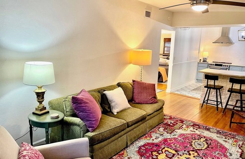 Fairview Shores House | Disney, Universal, Sea World, Cozy Bungalow Home easy access to I-4.