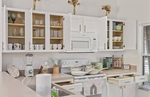 Bellavida Villa | Disney & Universal-themed Villa with King bed + private pool and public hot tub!