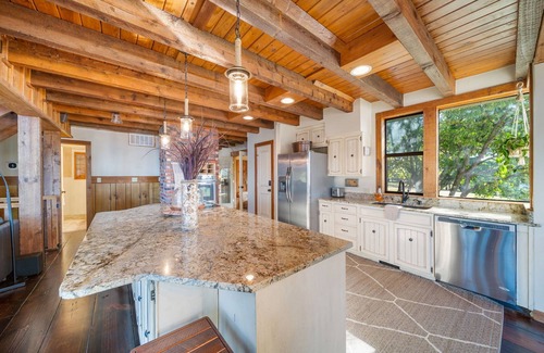 Disney House | Disney Wateredge Retreat-Private Beach & Dock-South Grand Lake