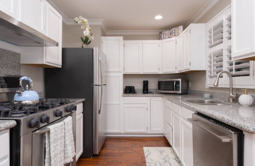 Buena Park House | Disneyland 9 min pool house long term