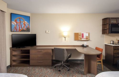 Anaheim Resort Hotel | Disneyland Adventure! Outdoor Pool, Shuttle Service, Onsite Parking!