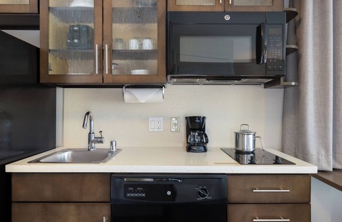 Anaheim Resort Hotel | Disneyland Adventure! Outdoor Pool, Shuttle Service, Onsite Parking!