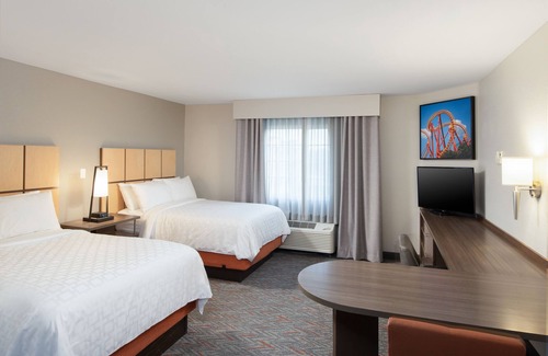 Anaheim Resort Hotel | Disneyland Adventure! Outdoor Pool, Shuttle Service, Onsite Parking!
