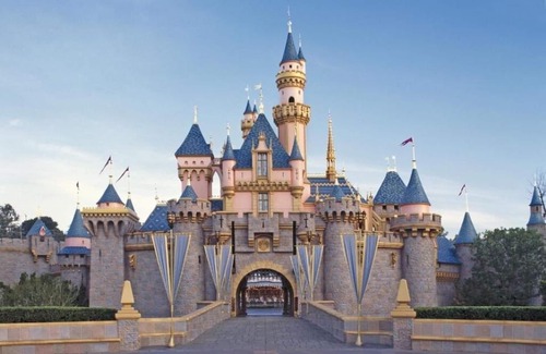River Bottoms House | Disneyland Dream Stay: Walking Distance! Cozy Rooms, Pool & Shuttle Service!
