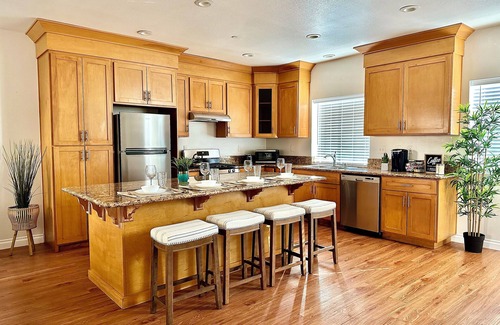 Fullerton House | Disneyland Getaway Tri-level Gated Townhome