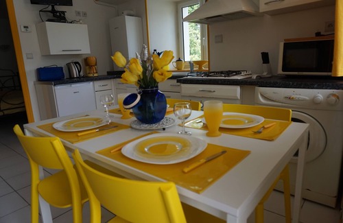 Besse-en-Chandesse Apartment | DISPO WE 1er mai - Nice flat on one level - terrace - Good location