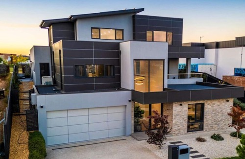 Denman Prospect House | Distinguished at Denman! Tesla charger included