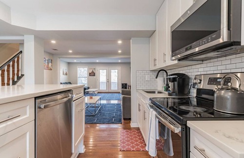 Columbia Heights Villa | District Townhome | Two Free Parkings by DCottage