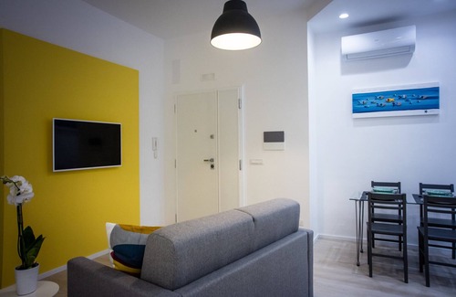 Historical Downtown Salerno Apartment | "DIVINA GUESTHOUSE" Luxurious and modern apartment in the center of Salerno