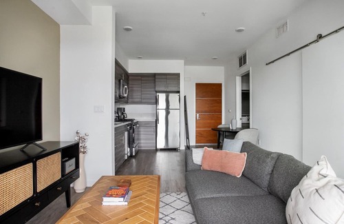 Sawtelle Apartment | Divine Brentwood 1BR w/Lounge, Pool & Gym, nr UCLA, by Blueground