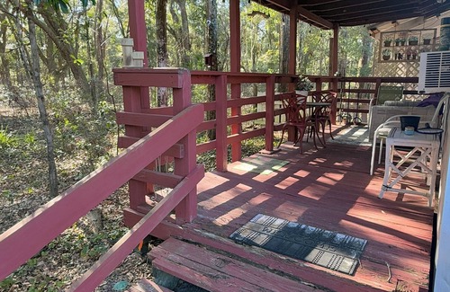 Dunnellon Cottage | Divine Springs retreatwith WiFi, AC,horses welcome, gym, hot tub, & pool.