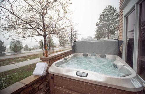 Stanley Hills Condo | Divine Venetian-style lofted condo with A/C, private outdoor hot tub and patio!